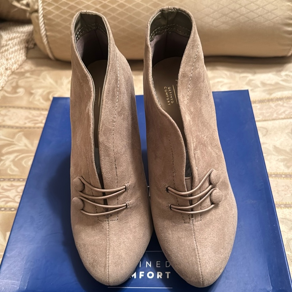 Apt9 ladies tan suede heels Brand New in box size 7